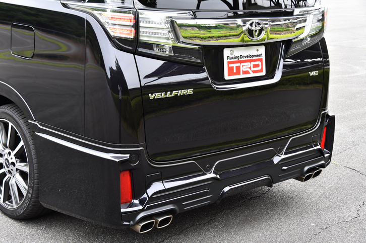 マフラーエンドは、左右振り分けの4本出し。このハイレスポンスマフラー単体での価格は、16万2000円。