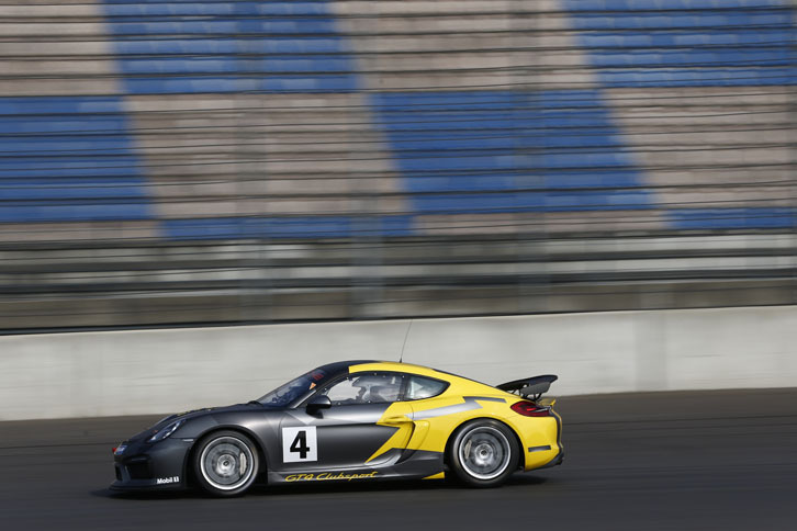 サーキットでは、ノーマル仕様よりむしろ「ケイマンGT4クラブスポーツMR」の方が楽で走りやすいと感じた。マンタイレーシングのマシンが強い理由がわかる仕上がりだ。