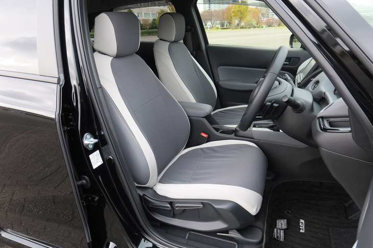 ホンダ・フィット e:HEV RS ホンダアクセス用品装着車（シートカバー）