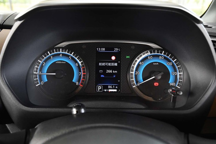 メーターパネルは2眼式。中央には4.2インチのインフォメーションディスプレイがレイアウトされている。