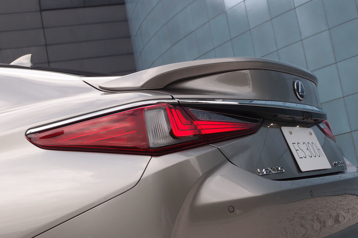 レクサスES300h“バージョンL”（リアまわり）