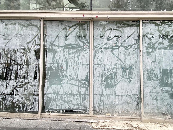 目隠しのための塗料もはげかけている。