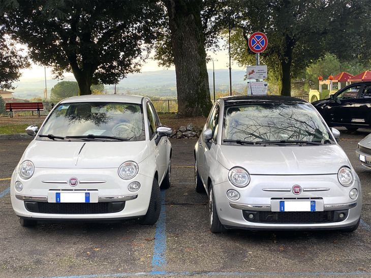 「フィアット500」は、今日のイタリアでトナラーが最も多いモデルのひとつである。2022年11月撮影。以下、特記なきものは、シエナおよびその近郊で撮影。