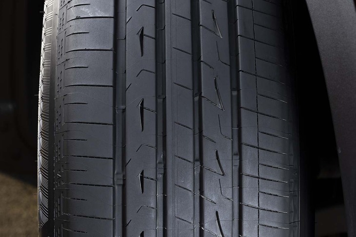 トレッド面に見られるくさび型の「シングルブランチ型消音器」「シークレットグルーブ」は、ノイズを低減する重要な要素。イン側（写真右側）の横溝「突き通しサイプ」と相まって優れた静粛性を実現する。