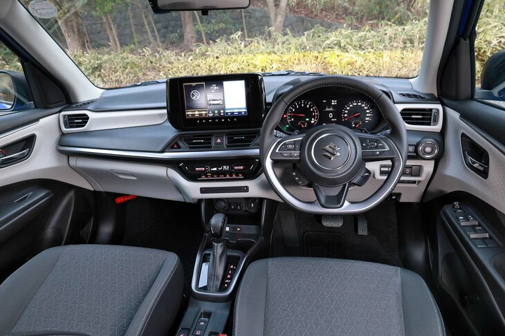 インテリアは黒の内装色にライトグレーのオーナメントの組み合わせ。シルバーガーニッシュ付きの本革巻きステアリングホイールは「ハイブリッドMZ」の専用装備だ。