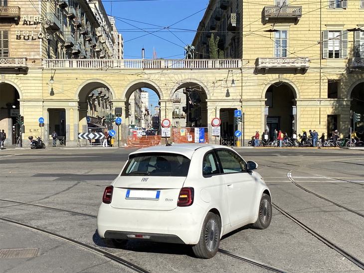 トリノのポルタヌオーバ駅前をさっそうと行く「フィアット500e」。2021年11月に撮影。