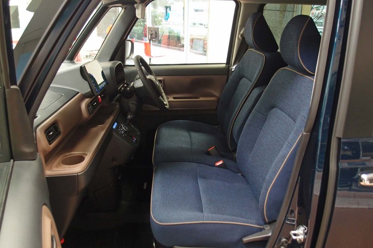 ダイハツ・ムーヴ キャンバス セオリー（助手席および運転席）