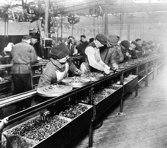 フォードでの労働者待遇は改善を続け、1926年には1週間の勤務を5日に短縮。1929年には日給を7ドルに引き上げた。