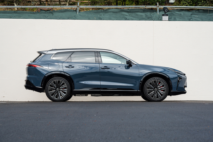 ボディーのスリーサイズは全長×全幅×全高＝4930×1880×1625mm。「クロスオーバー」と同じ全長に「スポーツ」と同じ全幅、そしてシリーズで最も高い全高を組み合わせている。