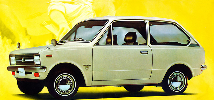 1969年7月にフルモデルチェンジされ、テールゲートを備えた軽初のハッチバックとなった「三菱ミニカ'70」。エンジンは従来どおり2ストローク直列2気筒で、下級～中級グレードには空冷（26PS）、上級グレードには水冷（28PS）ユニットが積まれた。