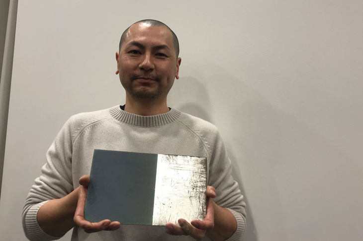 島根県代表の陶芸家、岩佐昌昭さんは、服飾関連の仕事から陶芸家に転身。住職としての活動も行いながら、箔を押した陶胎漆器（とうたいしっき・漆塗りを施した陶器）を手がける。オリジナルブランド「枯銀（こぎん）」を展開。