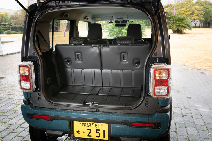 荷室は後席背面や床面が防汚タイプとなっており、ラゲッジアンダーボックスは取り外して丸洗いできる。ユーティリティーナット付きで、純正アクセサリーなどで多彩なアレンジも可能だ。
