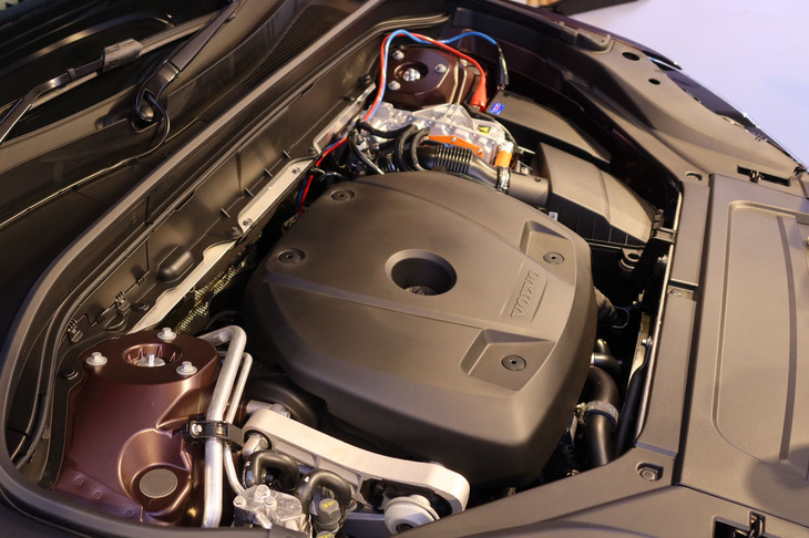 ボルボXC90 T8 AWDプラグインハイブリッド（エンジンルーム）
