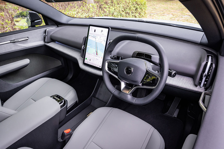 インストゥルメントパネルのデザインは、「EX30」に準じたもので、12.3インチのタッチ式縦型センターディスプレイをセンターに配置する。