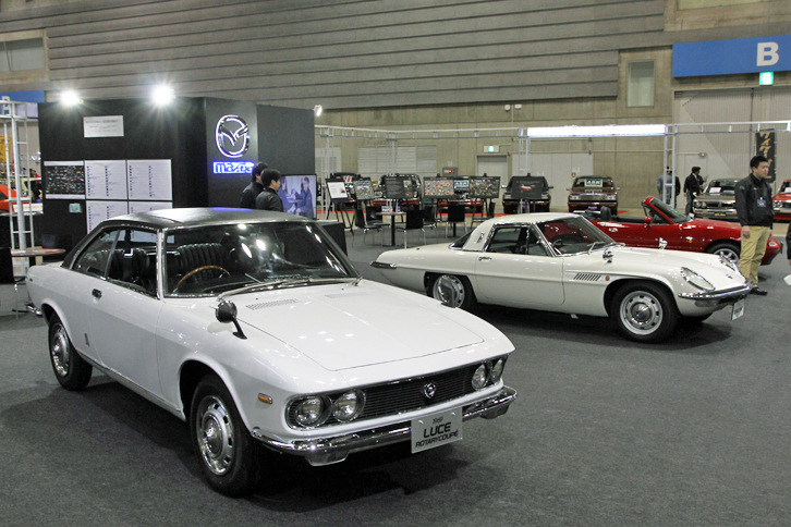 マツダは1969年に登場したマツダ初のFF車で、唯一のロータリーエンジン搭載FF車でもある「ルーチェ ロータリークーペ」、「コスモスポーツ」、そして2台の「ユーノス・ロードスター（NA）」を展示。