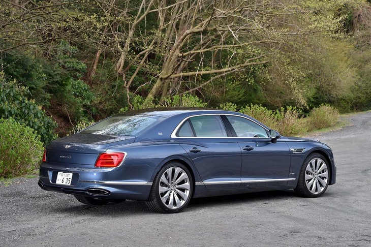 
	

	【ベントレー・フライングスパーのスペック】
	ボディーサイズ：全長×全幅×全高＝5325×1990×1490mm／ホイールベース：3195mm／車重：2540kg／駆動方式：4WD／エンジン：6リッターW12 DOHC 48バルブ ツインターボ／トランスミッション：8段AT／最高出力：635PS（467kW）/6000rpm／最大トルク：900N・m（91.8kgf・m）/1350-4500rpm／タイヤ：（前）275/35ZR22 104Y／（後）315/30ZR22 107Y（ピレリPゼロ）／燃費：--km/リッター／価格：2667万4000円
	
	【取材時の燃費データ】
	テスト距離： 233.4km（市街地1：高速道路7：山岳路2）／使用燃料：35.9リッター（ハイオクガソリン）／参考燃費：6.5km/リッター（満タン法）／6.3km/リッター（車載燃費計計測値）
	