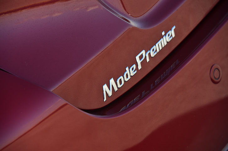 「モード・プレミア」には、高級感を意識したドレスアップが施される。リアのバックドアには、オリジナルエンブレムも備わる。