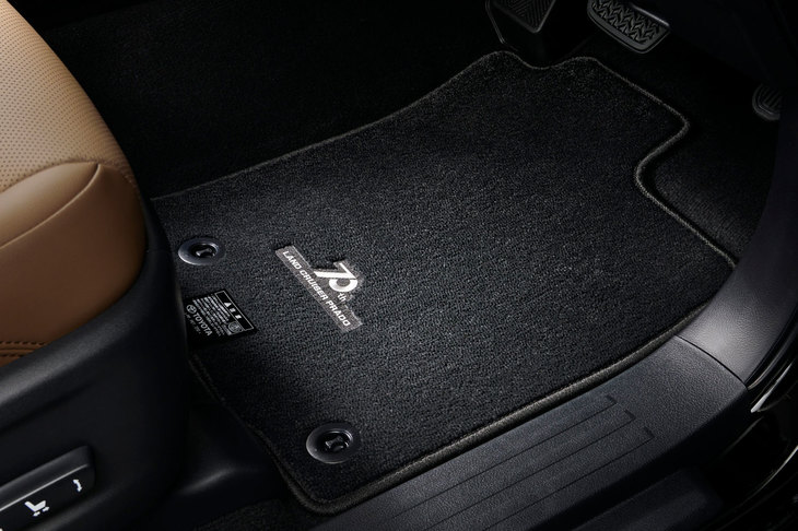 販売店オプションの専用フロアマット。