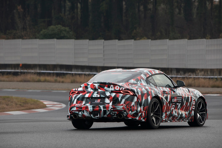 参考として、コンポーネンツを共有する「BMW Z4」のスペックを記載すると、ボディーサイズは全長×全幅×全高＝4324×1864×1304mm、ホイールベースは2470mm、車重は1610kgとなっている（欧州仕様）。