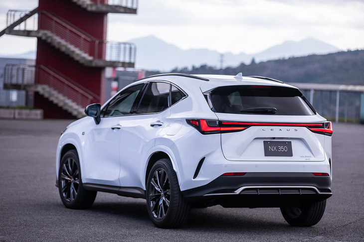 プラグインハイブリッドの「NX450h＋」とならぶ注目モデル「NX350」。新開発の高出力ターボエンジンと専用の4WDシステムを組み合わせたスポーティーなモデルで、グレードも「Fスポーツ」のみとなる。（写真：花村英典）