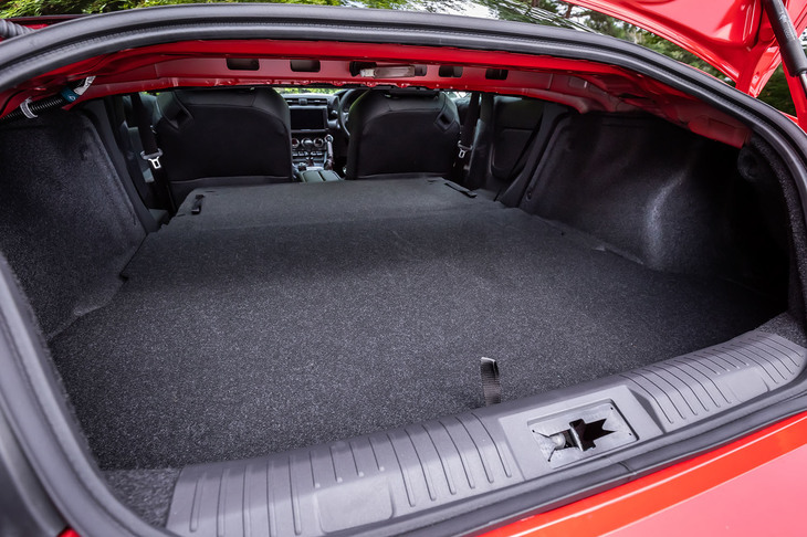 後席を使用する通常時の荷室容量は237リッター。後席の背もたれを倒せば（写真）、18インチのタイヤ4本とヘルメット、工具などを無理なくおさめることができるという。後席背もたれは一体可倒式で、荷室／室内のいずれからも倒すことができる。