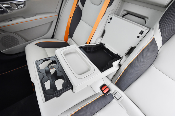 「ボルボV90クロスカントリー オーシャンレースエディション」のリアシート。センター部には小物入れとカップホルダーが備わる。