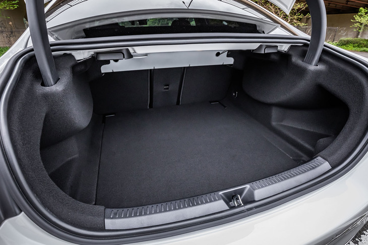 独立したトランクの容量は395リッター。電動のフットトランクオープナーが標準装備される。荷室床下にはサブトランクが設けられ、パンク修理キットや電動エアコンプレッサーなどが収められている。