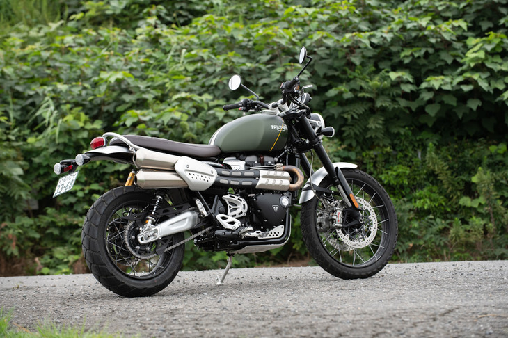往年のオフロードモデルのスタイルを今日によみがえらせた“スクランブラー”は、輸入車を中心に今はやりのジャンル。なかでもトライアンフのそれは、本格的なアドベンチャーモデルと比べてもそん色のない性能を備えているのが特徴だ。