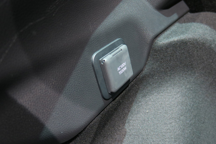 トヨタ・プリウス2.0L HEVプロトタイプ（AC100V・1500W アクセサリーコンセント）