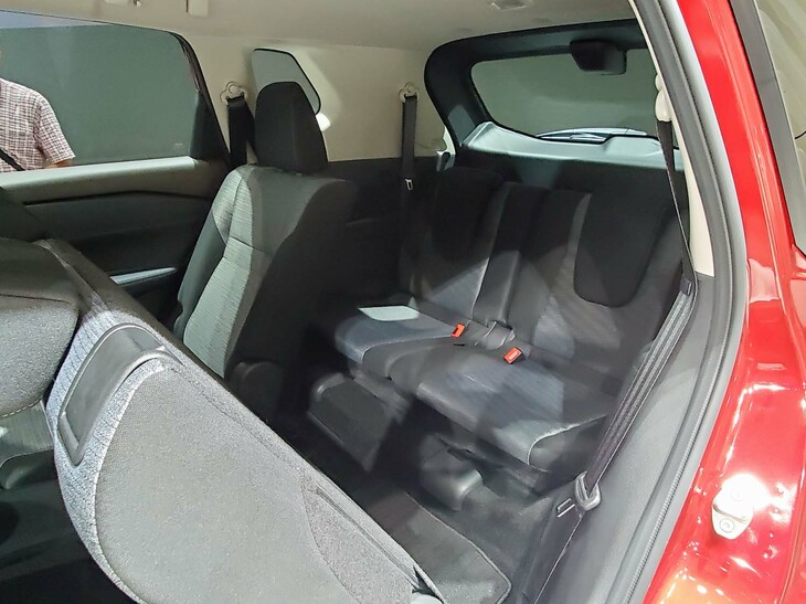 日産エクストレイルX e-4ORCE（3列シート車の3列目シート）