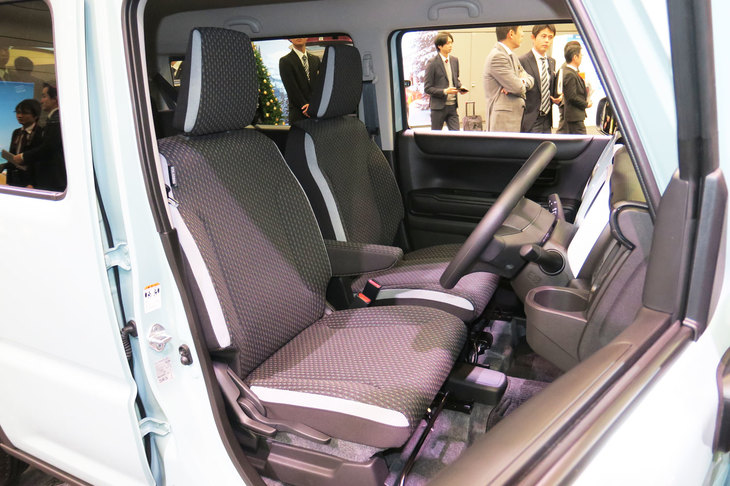 フロントシートは、従来モデルではベンチタイプだったが、新型ではセパレートタイプとなった。