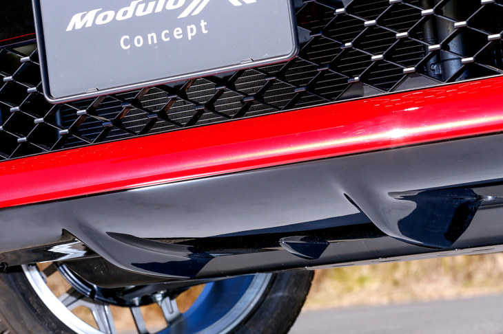 床下を流れる空気の清流に寄与するフロント下部のエアロスロープ。フロントタイヤの前方にも、小さなフィンが並べられている。