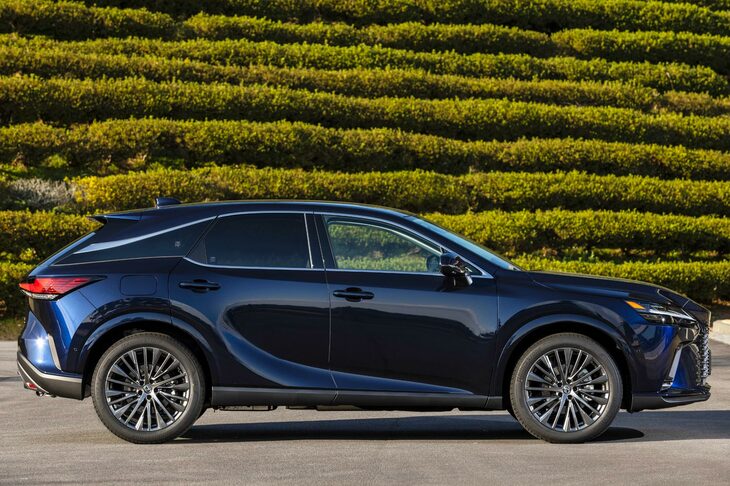 ガラスエリアの後端を後ろへと伸ばしたCピラーのデザイン処理など、先代モデルの面影を感じさせるサイドビュー。プラットフォームの刷新により、ホイールベースが60mm延びている。