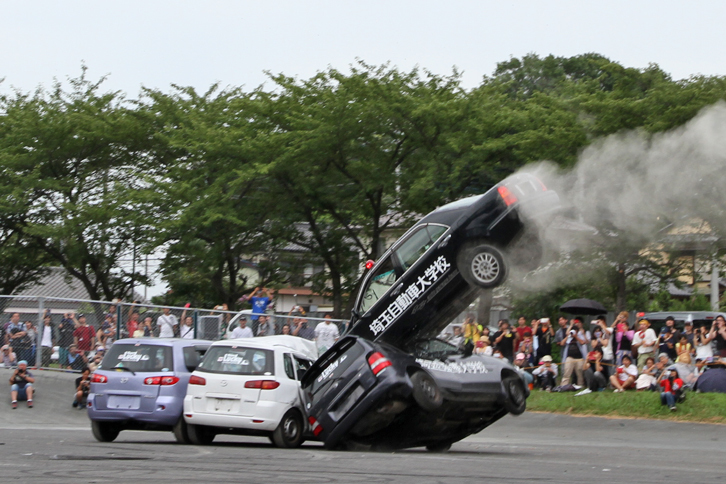 ハイライトは発破（火薬による爆発）を仕込んだTボーンアタック。「マツダ・デミオ」の横腹に、ジャンプ台から飛び出した「トヨタ・プログレ」が突っ込んだ瞬間。