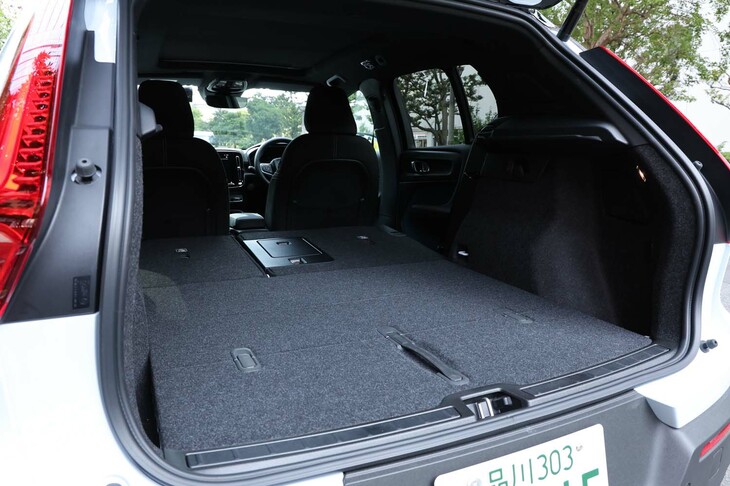 後席の背もたれを倒した状態。フラットな積載スペースが得られる。