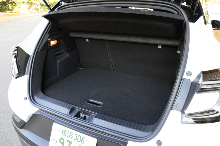 後席使用時の荷室容量は440リッター。床面は2段階の調整式となっており、積載物によって自由なアレンジが可能だ。写真は床面を上段に設置した様子。