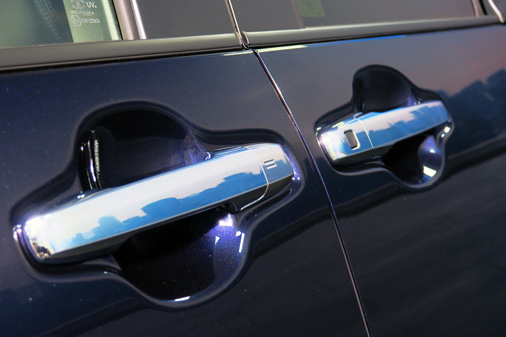 アウタードアハンドルには新たにメッキ装飾が採用された。