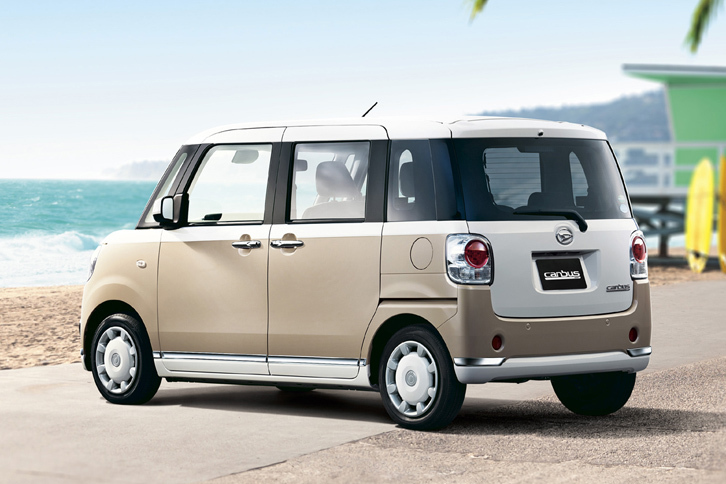 「ムーヴ キャンバス」のリアビュー。シンプルでおおらかな面構成による、丸みのあるシルエットで、ナチュラル感が表現されている。