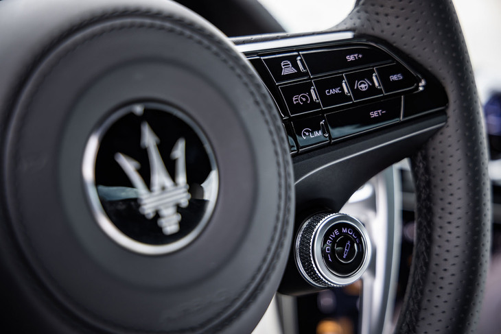 ステアリングホイールの左側にエンジンのスタート／ストップスイッチが、右側にドライブモードの切り替えスイッチ（写真）が備わる。ドライビングモードは「コンフォート」「GT」「スポーツ」「コルサ」の4つから選択できる。