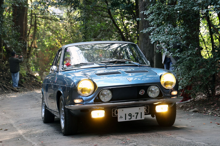 こちらもイエローバルブのライトを輝かせた1971年「シムカ1200Sクーペ」。ラジエーターはフロントにあるがリアエンジン車である。