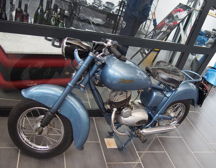 のちに高級GTも手がけることになるイソが製造した二輪「イソモト」。