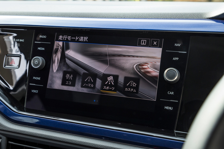 「TSI Rライン」には走行モード切り替え機構の「ドライビングプロファイル機能」が搭載されており、走行モードに応じてショックアブソーバーのダンピング特性も2段階で切り替わる。