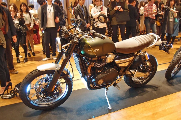 車体左側から見た「スクランブラー1200 XC」。2本のエキゾーストパイプは右側にまとめて取り回されている。