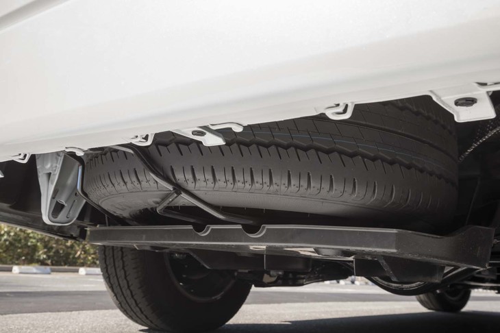 リアのフロア下にはフルサイズのスペアタイヤが用意されている。