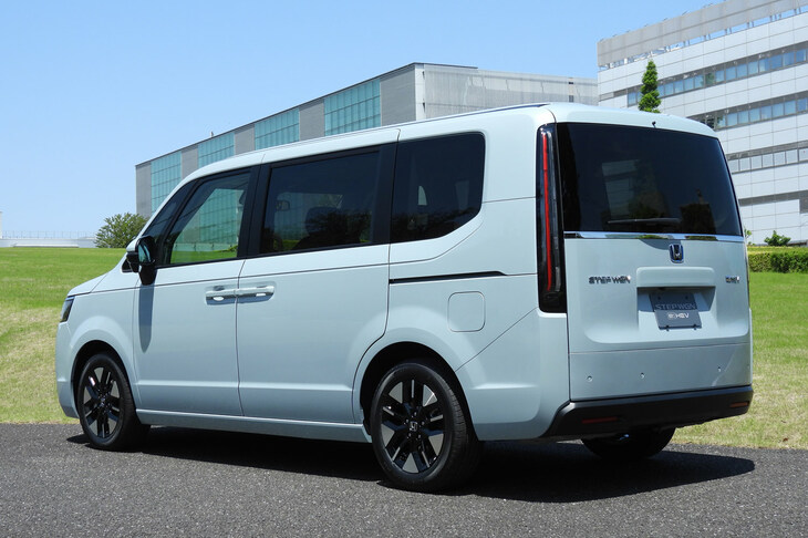 「エアーEX」（写真）の設定に伴い、ベーシックな「エアー」の設定は大幅に削減。FF・7人乗りの純エンジン車しか選べなくなった。