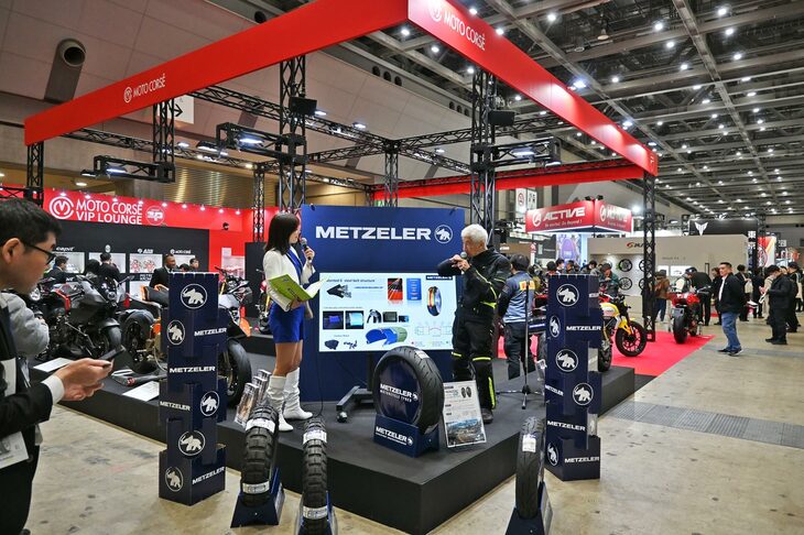 「東京モーターサイクルショー2024」の会場より、モトコルセのブースの様子。