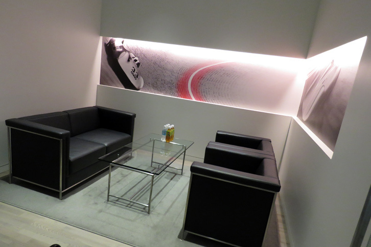 「Audiみなとみらい」のAudi Sport店では、商談スペースに戦前の速度記録挑戦車やグランプリカー、世界ラリー選手権で活躍した「アウディ・クワトロ」、プロトタイプレーシングカー「アウディR8」などといった、歴史的な競技車両の絵が描かれていた。