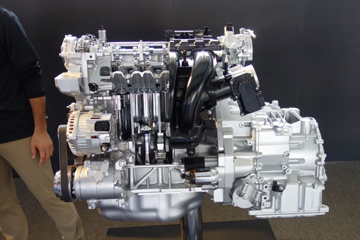 【モノづくり展示】SKYACTIV-G 2.5エンジン。「CX-5」などに搭載される。これは大きかった。