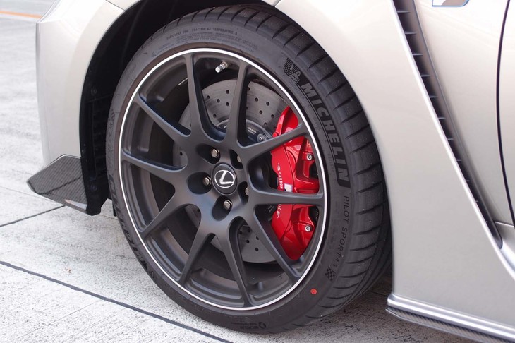 最新型では、ホイールとタイヤを軽量化するとともにカーボンセラミックブレーキを採用するなどして、足まわりの“ばね下重量”が1台あたり30kg削減されている。