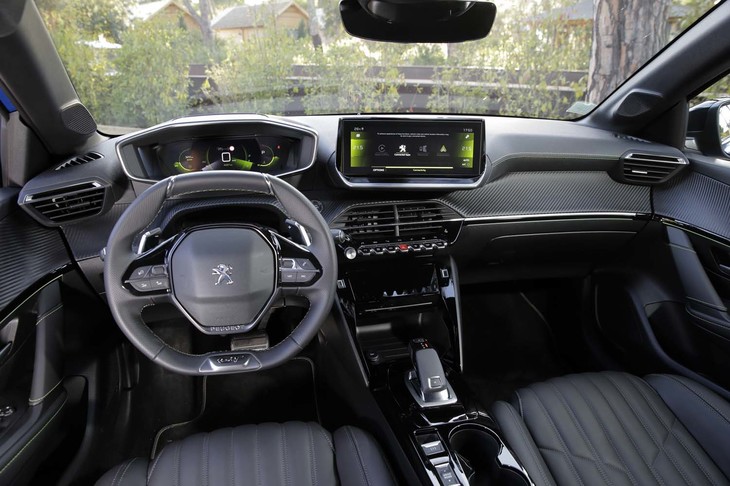 コックピットは、小径ステアリングホイールと、そのリムより上方から見るメーターパネル、センターモニターなどで構成される。